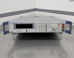 Rohde & Schwarz SML-02 Signal Generator